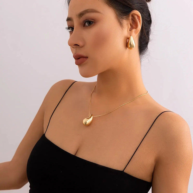 Kit Gota de Classe: Sofisticação e Elegância em Colar e Brincos