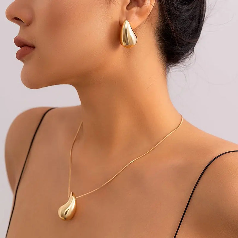 Kit Gota de Classe: Sofisticação e Elegância em Colar e Brincos